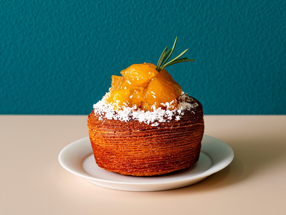 「Curly's Croissant TOKYO BAKE STAND」で販売されるグランスタ限定「タルトタタンアナナス」テイクアウト・税込み530円、イートイン・税込み539円