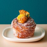 「THE STANDARD BAKERS TOKYO」で販売されるグランスタ限定「パイナップルクラフィン」テイクアウト・税込み584円、イートイン・税込み594円