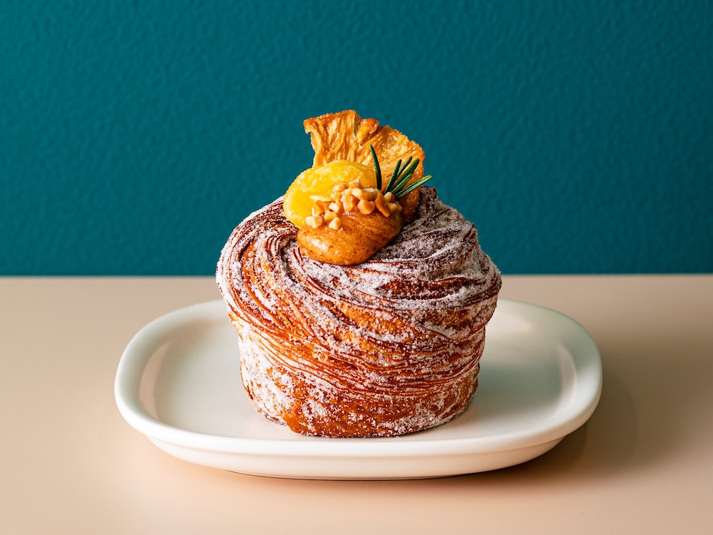 「THE STANDARD BAKERS TOKYO」で販売されるグランスタ限定「パイナップルクラフィン」テイクアウト・税込み584円、イートイン・税込み594円