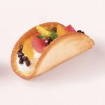 「パティスリー銀座千疋屋」で8月末まで販売される「ぬれ甘なつととフルーツのオムレット」1個・864円