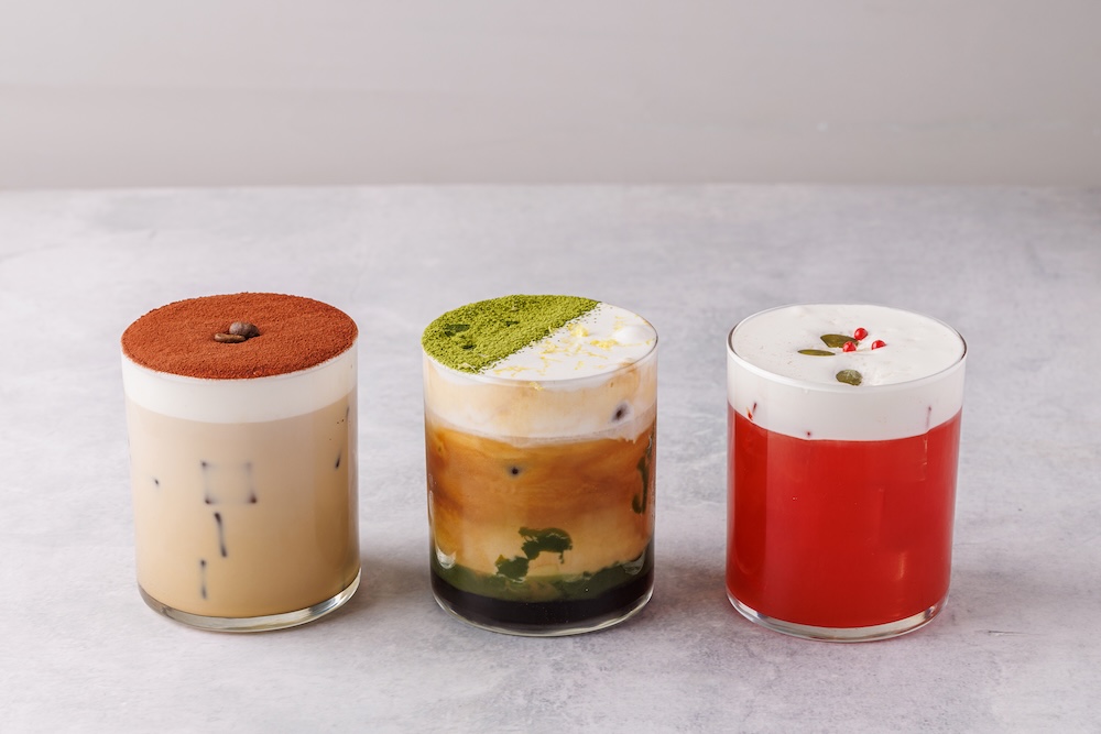 左から「ダークチャイクリームトップ」950円、「抹茶エスプレッソクリームトップ」950円、「ウォーターメロン クリームトップ」900円