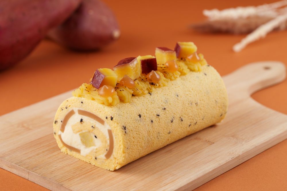 「さつまいもとみたらしのロールケーキ」ケーキセット・税込み1,200円(サービス料含む)、テイクアウト・税込み1,800円