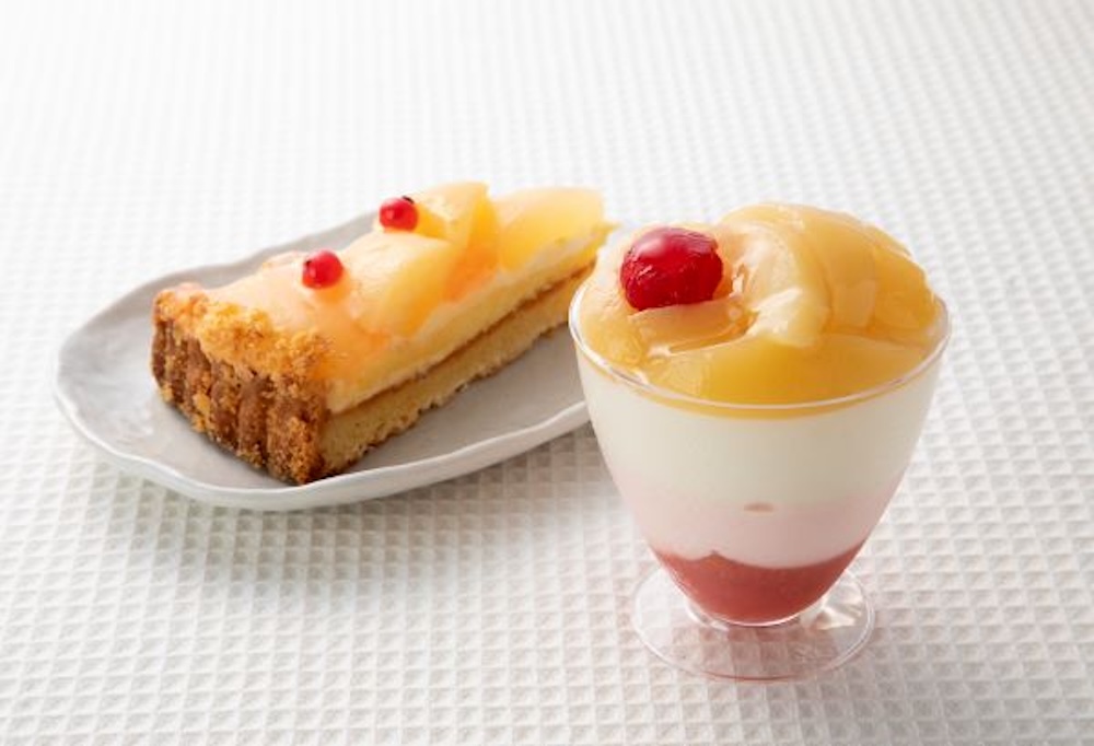 左から「ケーキハウス ショウタニ」で販売される「桃タルト」税込み650円、「ピーチメルバ」税込み600円