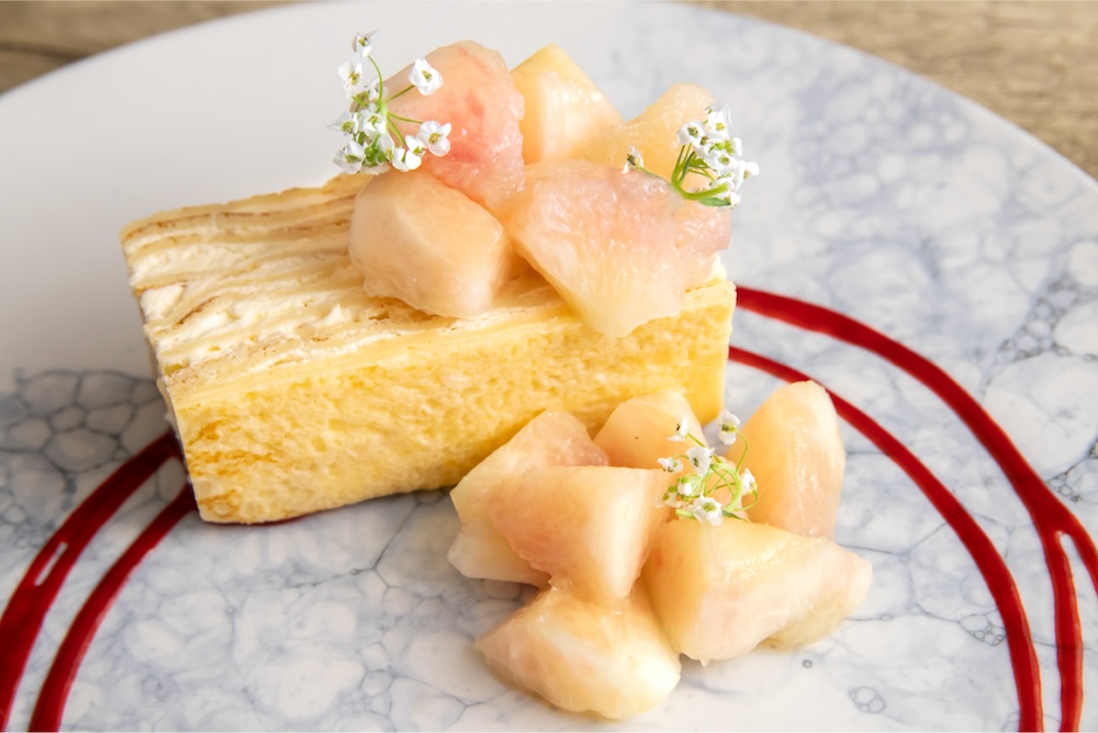 「白桃とミルキッシュクリームのミルクレープ　紅茶アイス添え」イメージ