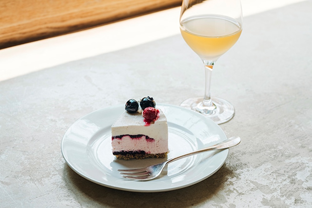 アイスケーキ「kasiki 夏苺と塩バニラオリーブオイルのアイスケーキ exclusive for DEAN & DELUCA」イメージ