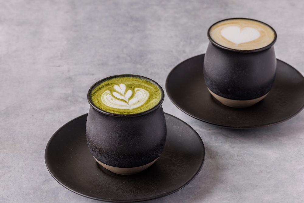 左から「抹茶ラテ」630円〜、「ほうじ茶ラテ」630円〜