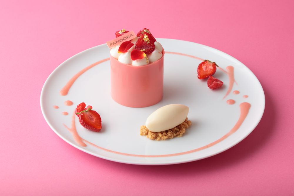 「ケーキセット」1ドリンク付き・税込み2,500円(サービス料含む)