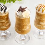 左から「ビターフラッペ カフェモカ」税込み869円、「ビターフラッペ エスプレッソバナナ」税込み946円、「ビターフラッペ キャラメル」税込み869円