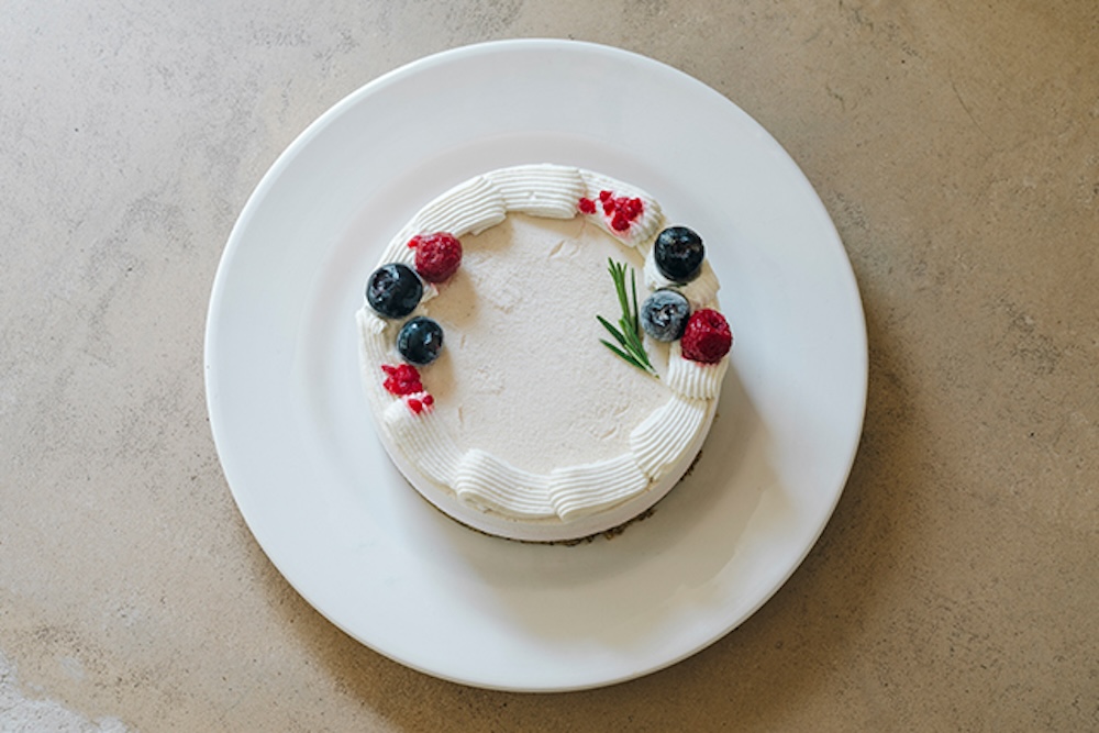 アイスケーキ「kasiki 夏苺と塩バニラオリーブオイルのアイスケーキ exclusive for DEAN & DELUCA」イメージ