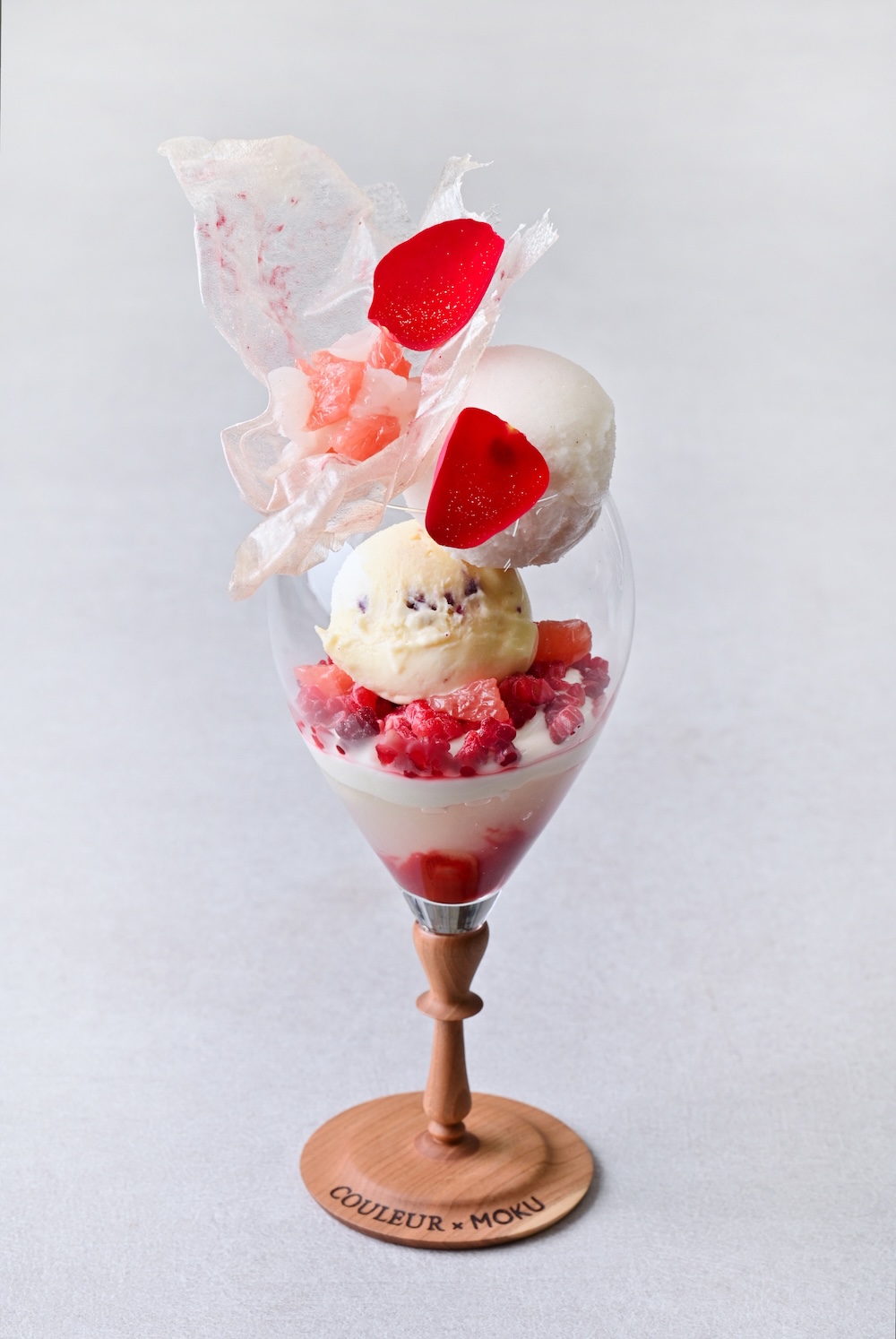「パティスリー・クルール」で販売される各日100杯限定「赤い薔薇とカカオのパフェ」税込み3,001円