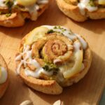 「BAKERS gonna BAKE」で7月30日〜8月19日に販売される「ピスタチオとレモンのロールスコーン」380円