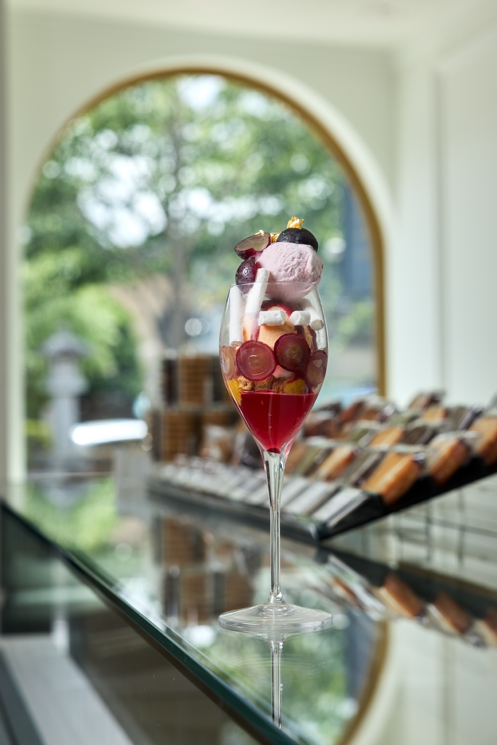 【昼の部】「la boutique de yukinoshita kamakura」の「Parfait Belle Violet ～巨峰・ブラックベリー・薔薇・バニラのパフェ～」1,750円