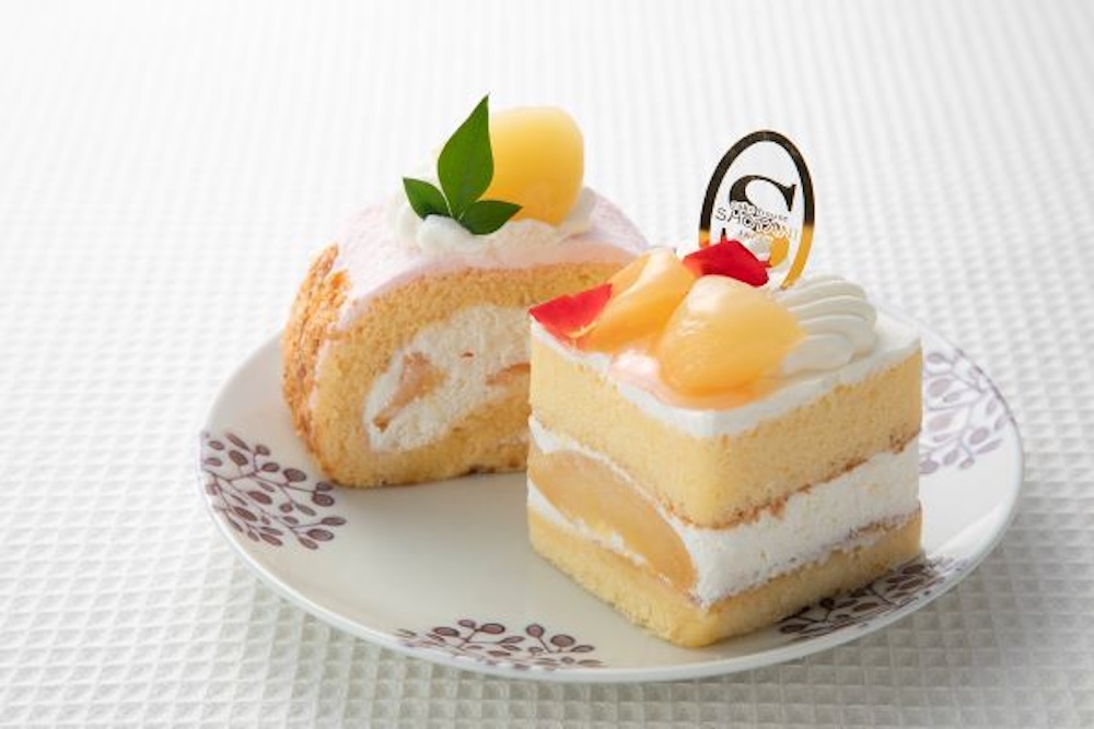 左から「ケーキハウス ショウタニ」で販売される「桃のロールケーキ」税込み400円、「桃のショートケーキ」税込み460円