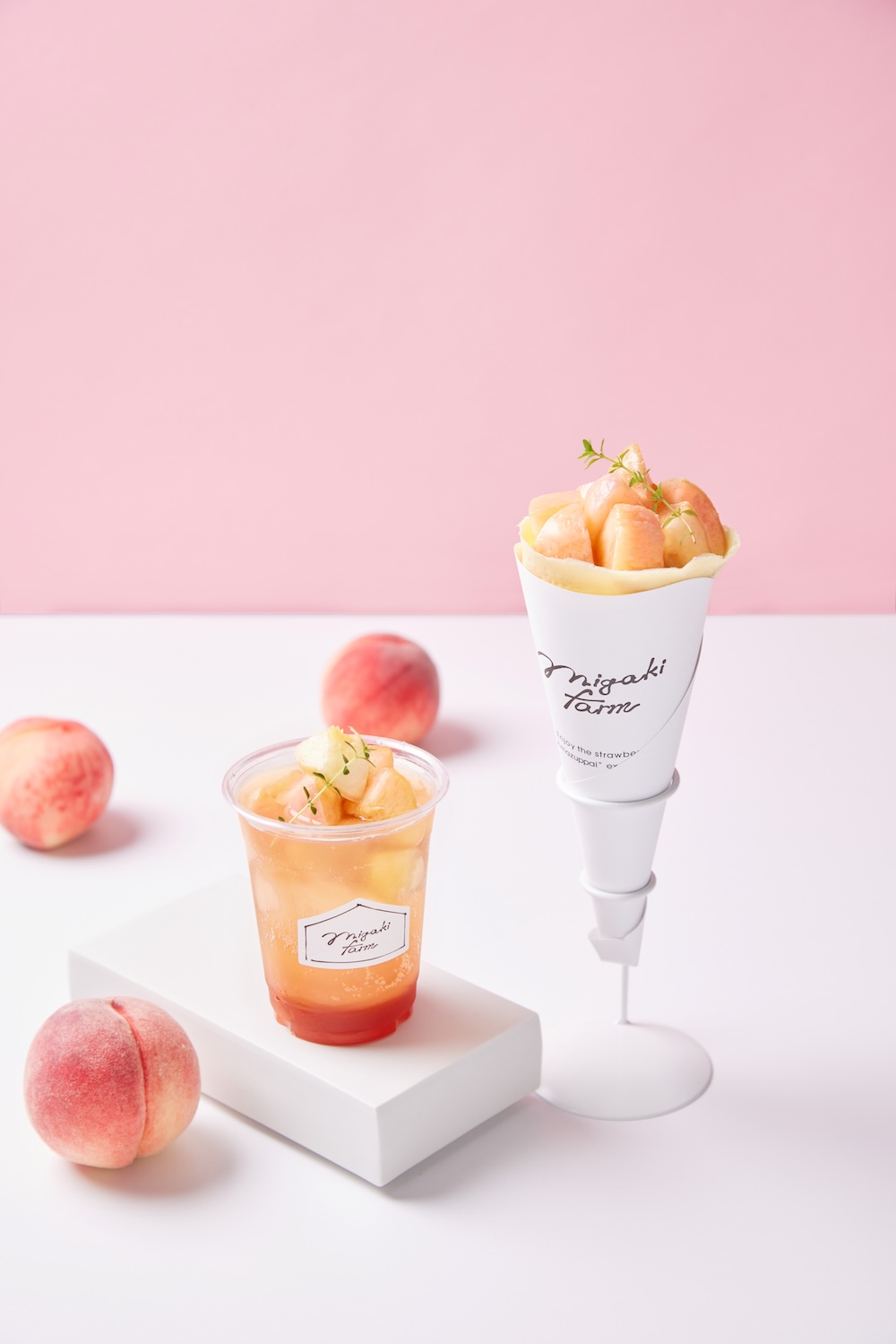 左から「白桃フローズンのティーソーダ」、「夏の白桃クレープ」