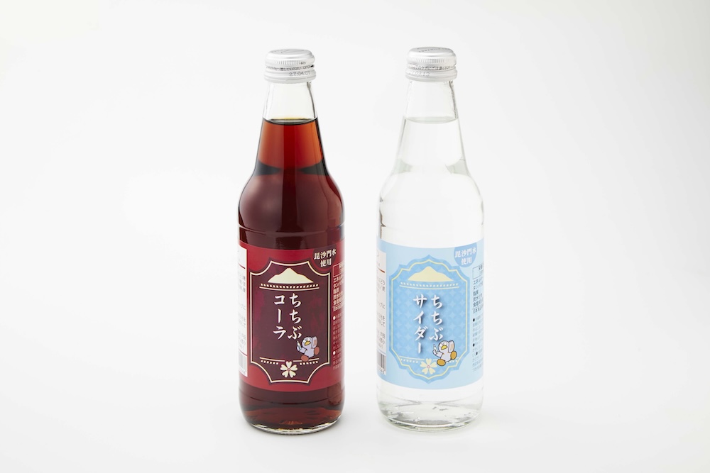 左から「ちちぶクラフトコーラ」税込み660円、「ちちぶサイダー」税込み660円