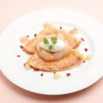 4階の「サロン・ド・テ・ミュゼ イマダミナコ」で販売される各日8食限定「桃のクレープシュゼット」ドリンク付き・1,760円