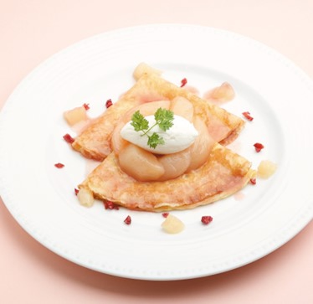 4階の「サロン・ド・テ・ミュゼ イマダミナコ」で販売される各日8食限定「桃のクレープシュゼット」ドリンク付き・1,760円