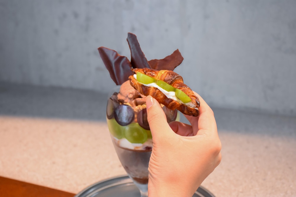 「果実とチョコレートのパフェ -シャインマスカットとピオーネ-」イメージ
