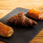 左から「カスタードデニッシュ」430円、「五穀クロワッサン」480円、「パンオショコラ」480円