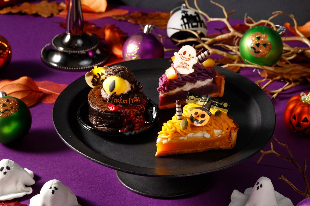 左から時計回りに「ハロウィーンスイーツフェア」の「ブラックアイ」税込み700円、「ハロウィーンンタルト~紫いも~」税込み650円、「ハロウィーンタルト~かぼちゃ~」税込み650円