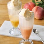 左から通年販売の「フランス産アイスのクリームソーダ　レモネード＆ミルクバニラ」、「フランス産アイスのクリームソーダ　ピーチ＆ミルクバニラ」各・税込み968円