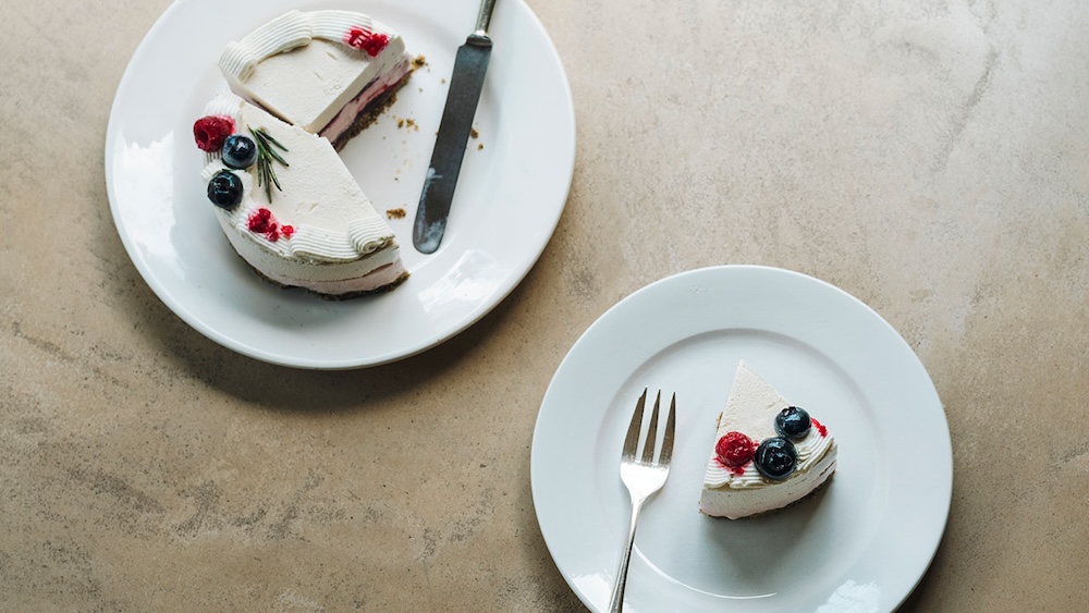 アイスケーキ「kasiki 夏苺と塩バニラオリーブオイルのアイスケーキ exclusive for DEAN & DELUCA」イメージ