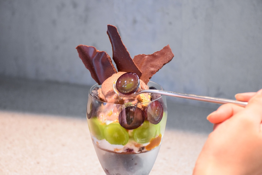 「果実とチョコレートのパフェ -シャインマスカットとピオーネ-」イメージ