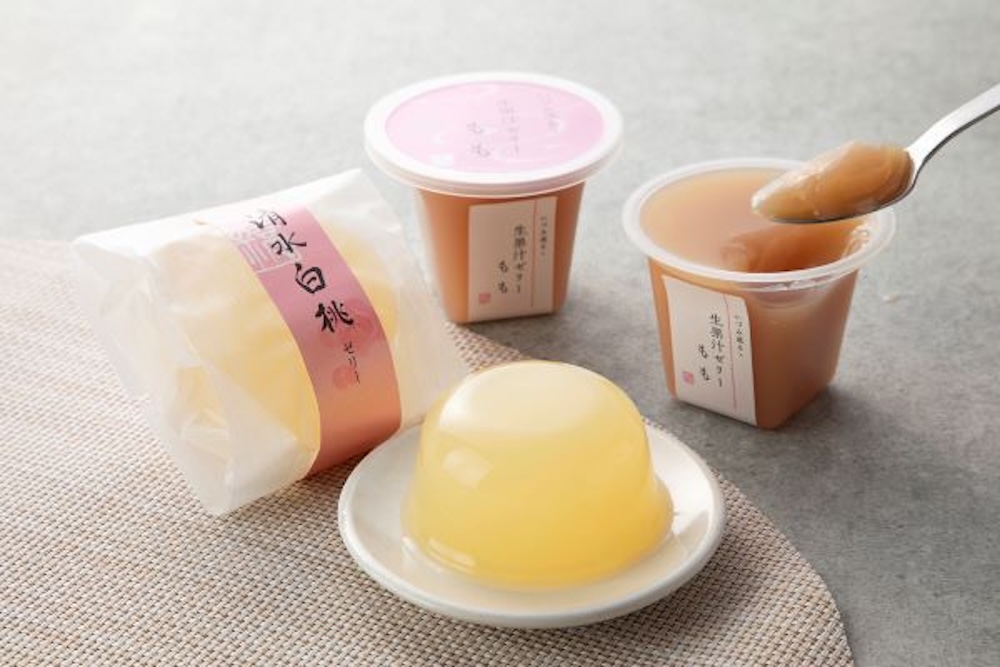 左から「福壽堂秀信」の「清水白桃ゼリー」税込み486円、「小倉山荘」の「いづみ流るる生果汁ゼリーもも​」税込み432円