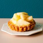 「AM STRAM GRAM nobolyquedaly」で販売されるグランスタ限定「桃のタルティミニ」税込み650円