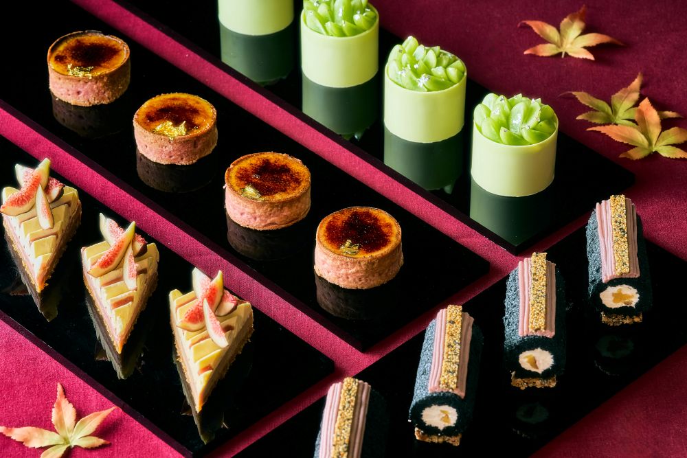 右手前から時計回りに「さつまいもと黒ごまのロールケーキ」税込み750円、「いちじくのチーズケーキ」税込み750円、「さつまいものクレームブリュレ」税込み750円、「プレミアムショートケーキ シャインマスカット」税込み850円(いずれも8パーセント税込み価格)