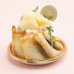 地下1階のパティシェリア 「エヌグラム」で販売される「桃クレープ」701円（1人・2点まで）