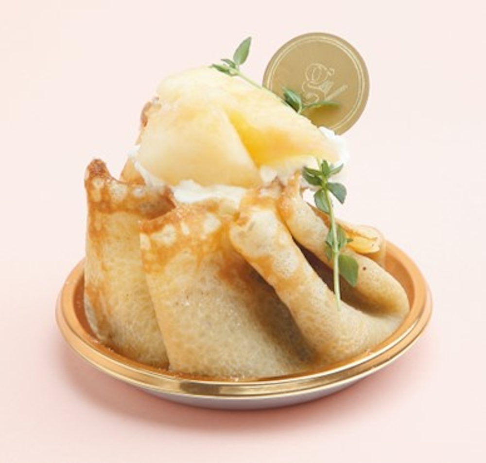 地下1階のパティシェリア 「エヌグラム」で販売される「桃クレープ」701円（1人・2点まで）