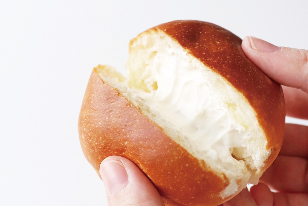 「あさぎり牛乳ミルククリームパン」1個・税込み380円