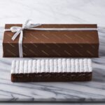 10月1日〜2026年5月31日に販売される焼き菓子「グラン クラシック ショコラ」税込み6,480円(オンラインショップでも販売)