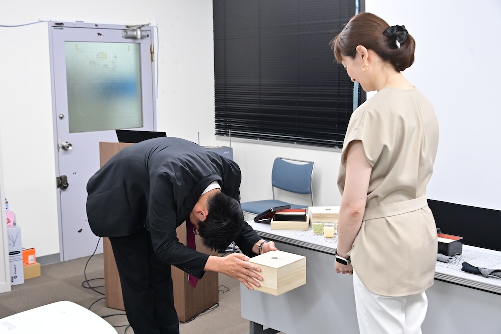 「土下座デラックス」手渡しイメージ