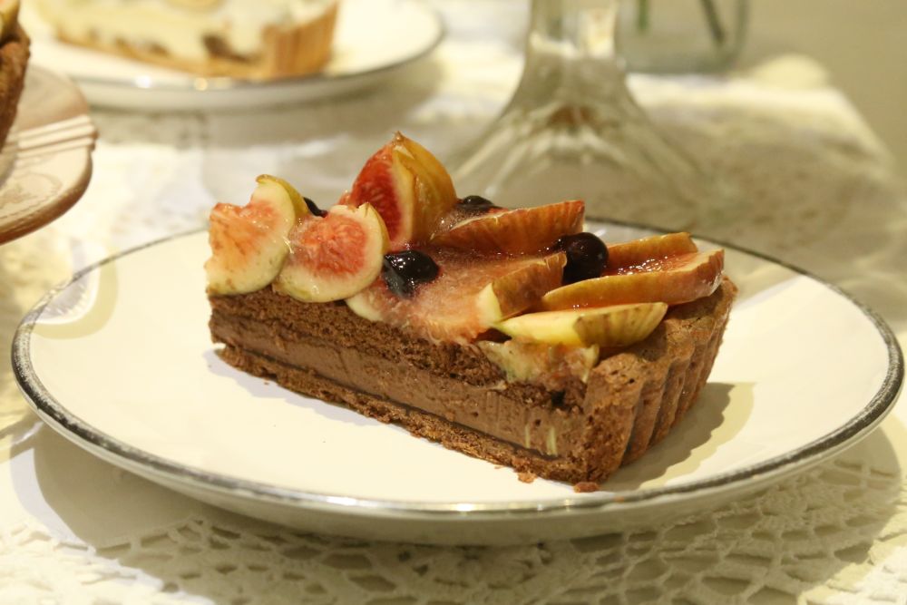 「イチジク”蓬莱柿”とチョコレートクリームのタルト」1ピース・税込み1,296円、ホール・税込み12,960円