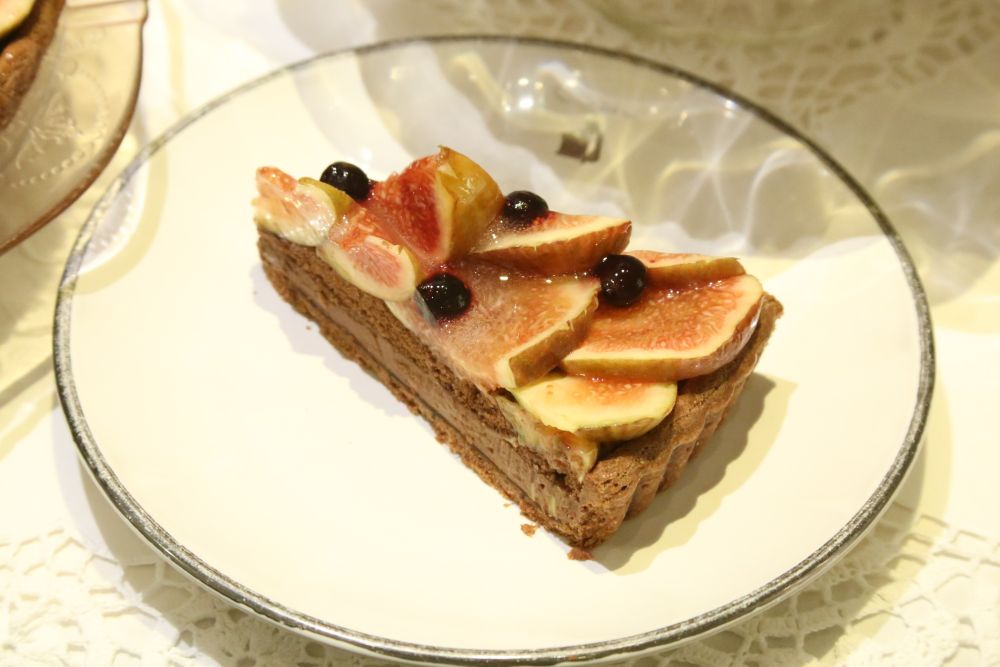 「イチジク”蓬莱柿”とチョコレートクリームのタルト」1ピース・税込み1,296円、ホール・税込み12,960円