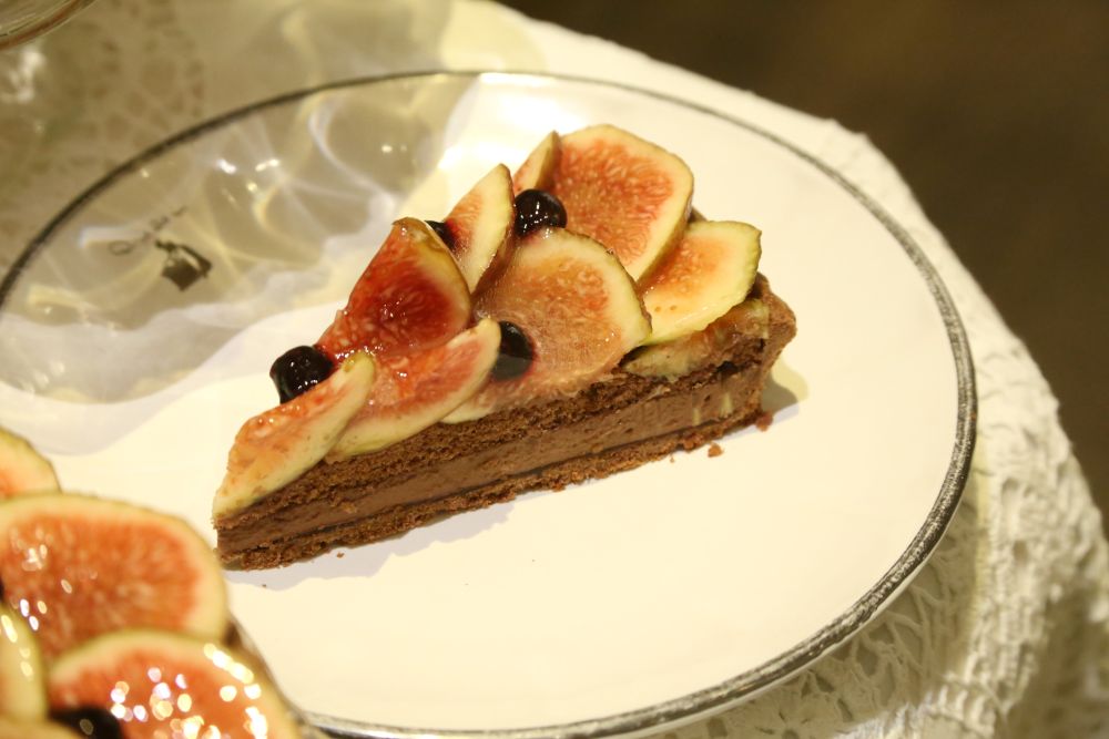 「イチジク”蓬莱柿”とチョコレートクリームのタルト」1ピース・税込み1,296円、ホール・税込み12,960円
