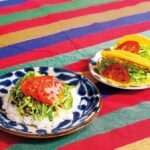 左から「タコライス」税込み1,100円、「タコス」税込み501円