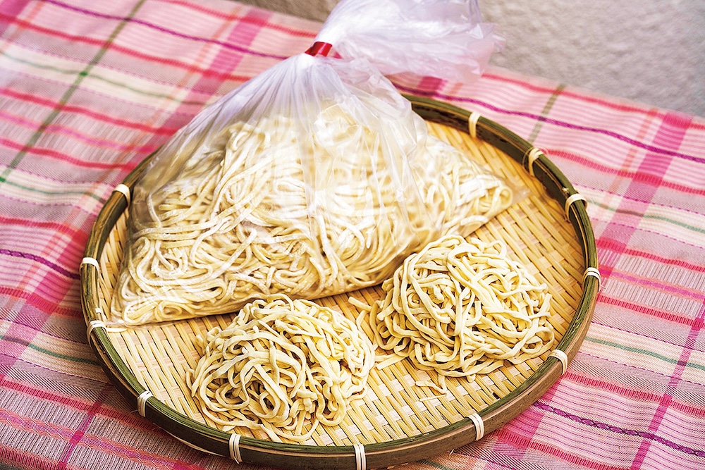 各日数量限定「自家製沖縄そば手揉み麺」スープ付き・税込み381円