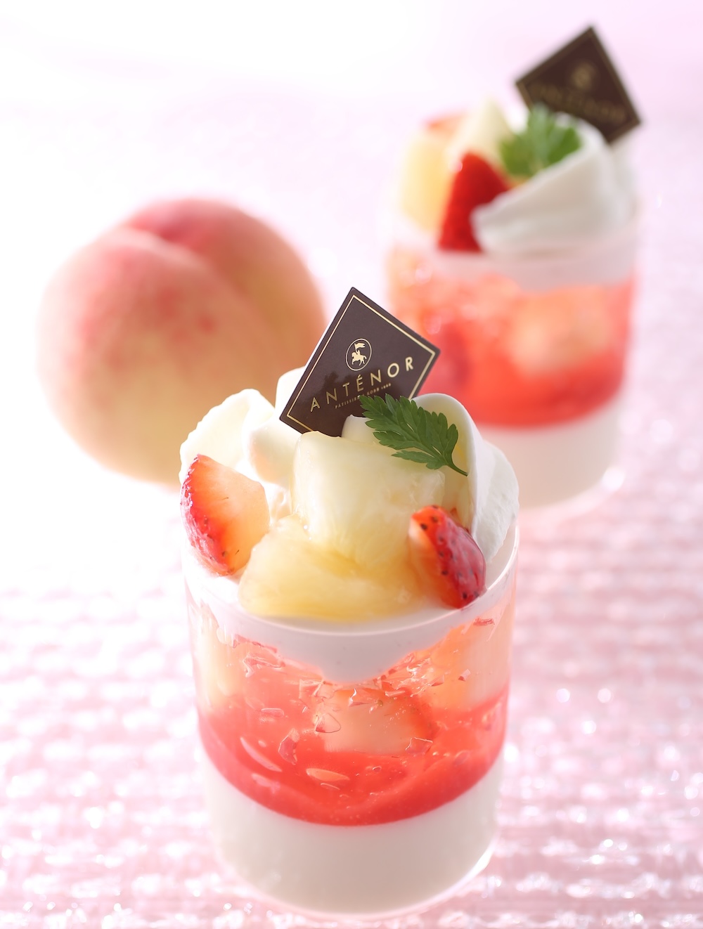 8月18日まで販売される「アンテノール」の「桃とパンナコッタのヴェリーヌ」1個・税込み735円