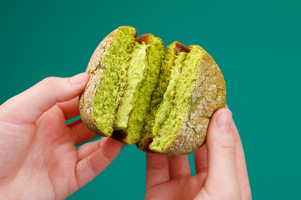 「ふんわりパンケーキサンド（静岡抹茶）」1個・税込み300円