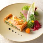 「サーモンとほうれん草のキッシュ」単品(スープ付き)・税込み1,850円(サービス料含む)