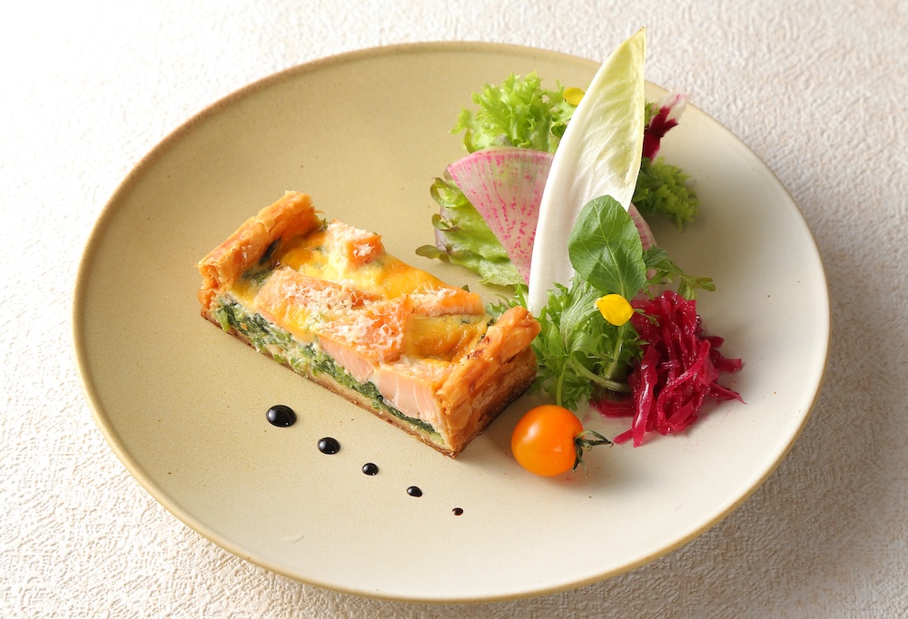 「サーモンとほうれん草のキッシュ」単品（スープ付き）・税込み1,850円（サービス料含む）