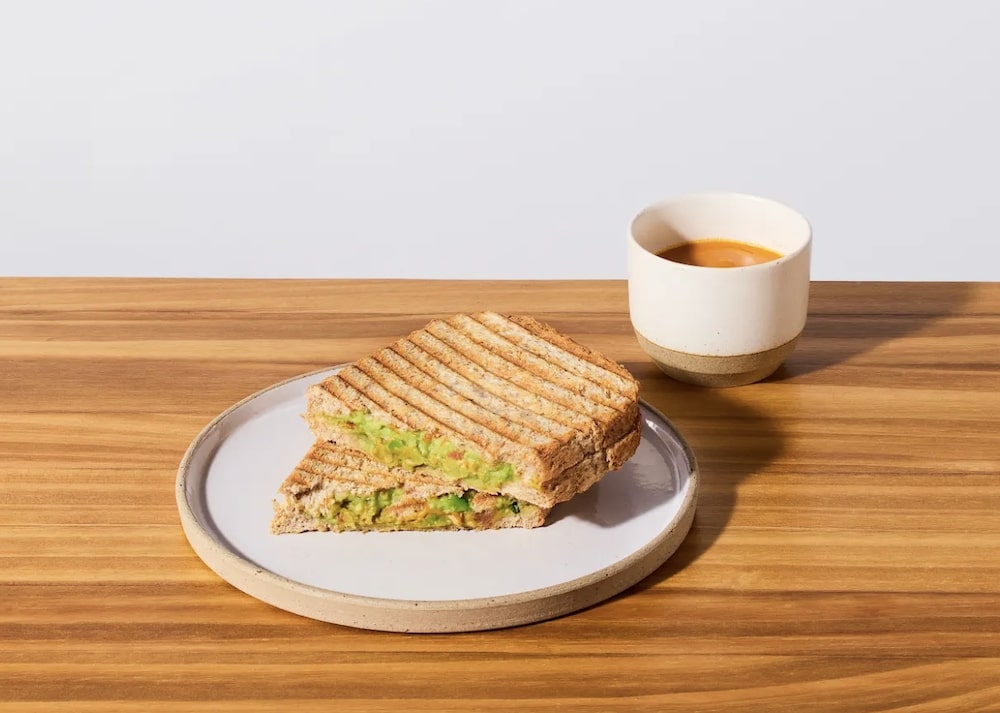大阪エリア初登場「グリルドチーズサンドイッチwithトマトスープ アボカド&大葉」税込み1,258円