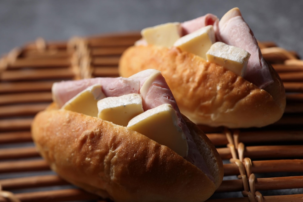 「熟成ハムとカマンベールの塩パンサンド」税込み800円