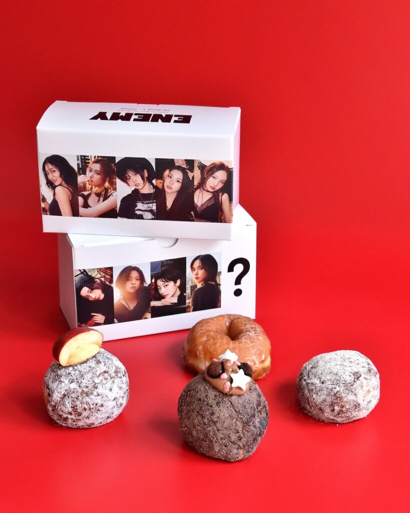 奥から時計回りに「グレーズド」、「I'm donut?プレーン」、「 I’m ロックンロール!」、「 I’m アップルジャンキー」