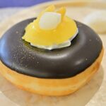 東京国際フォーラム店で販売中の「クリスピー・クリーム・プレミアム 東京 お月見 マロン&クリーム」テイクアウト・税込み410円、イートイン・税込み418円