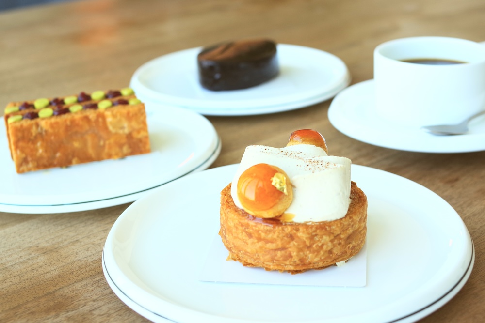 麻布台ヒルズの森JPタワー33階にある「ダイニング サーティースリー パティスリー ア ラ メゾン（Dining 33 Pâtisserie à la maison）」は、三國清三さんがプロデュースするグランビストロ「ダイニング サーティースリー（Dining 33）」に併設しているパティスリー。定番人気のパティスリー3種をいただいた。