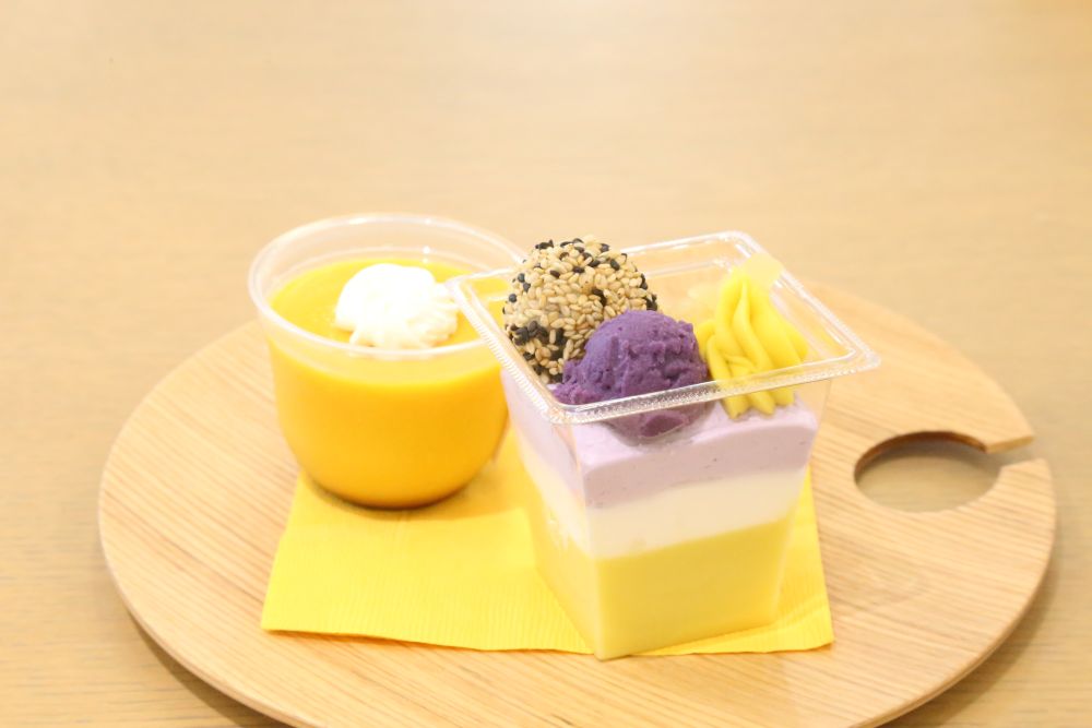 左から「かぼちゃの濃厚プリン」税込み291円、「2種の芋づくしパフェ」税込み429円（いずれも9月21日より発売）